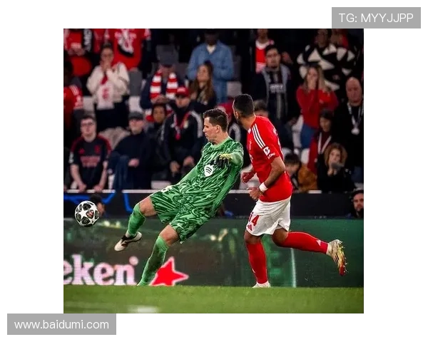 官宣前先看场球，什琴斯尼现场观看巴萨欧冠比赛